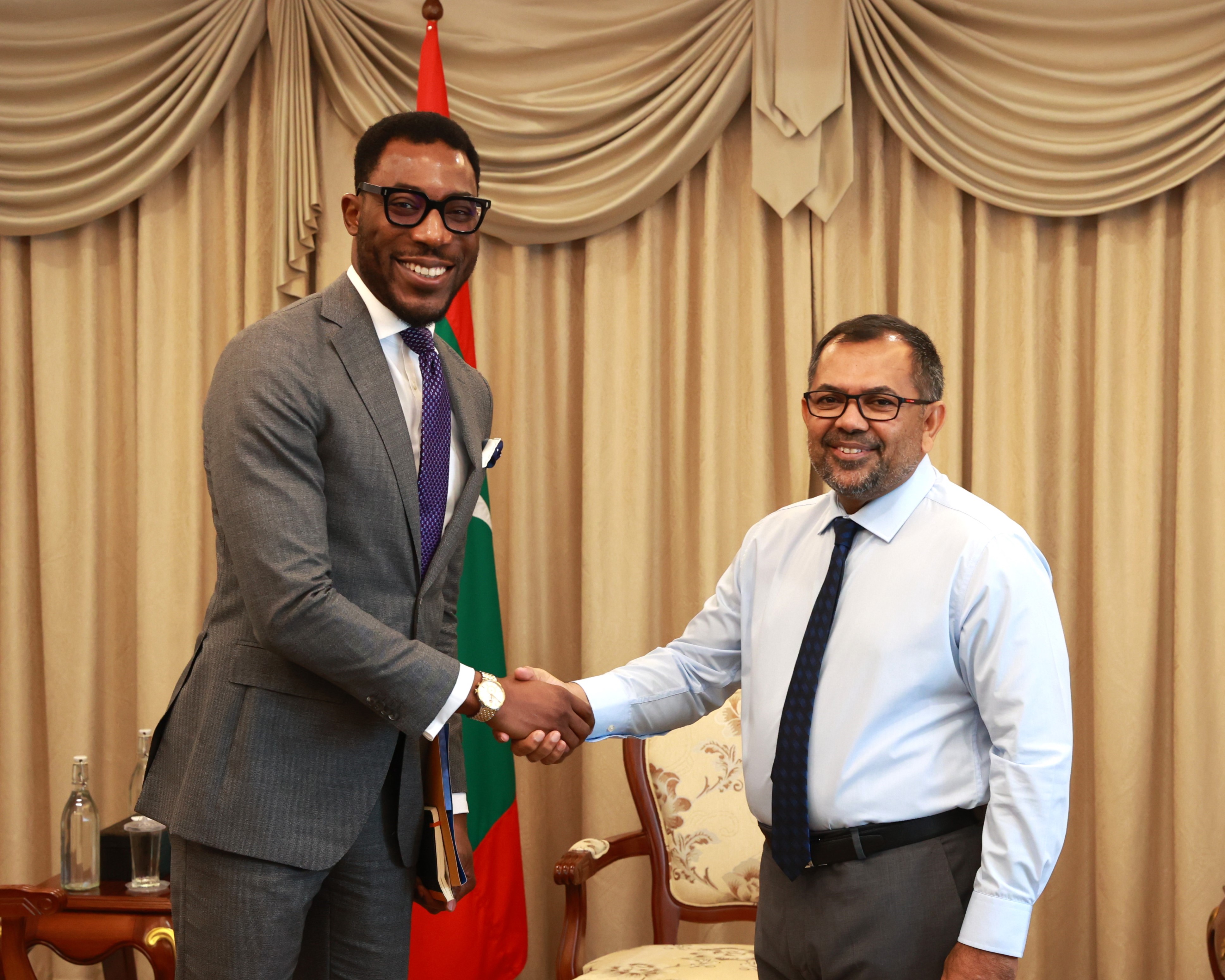 UNFPA Maldives Country Director, Mr. Kunle Adeniyi with the Honourable Minister of Foreign Affairs, Mr. Moosa Zameer. © Ministry of Foreign Affairs