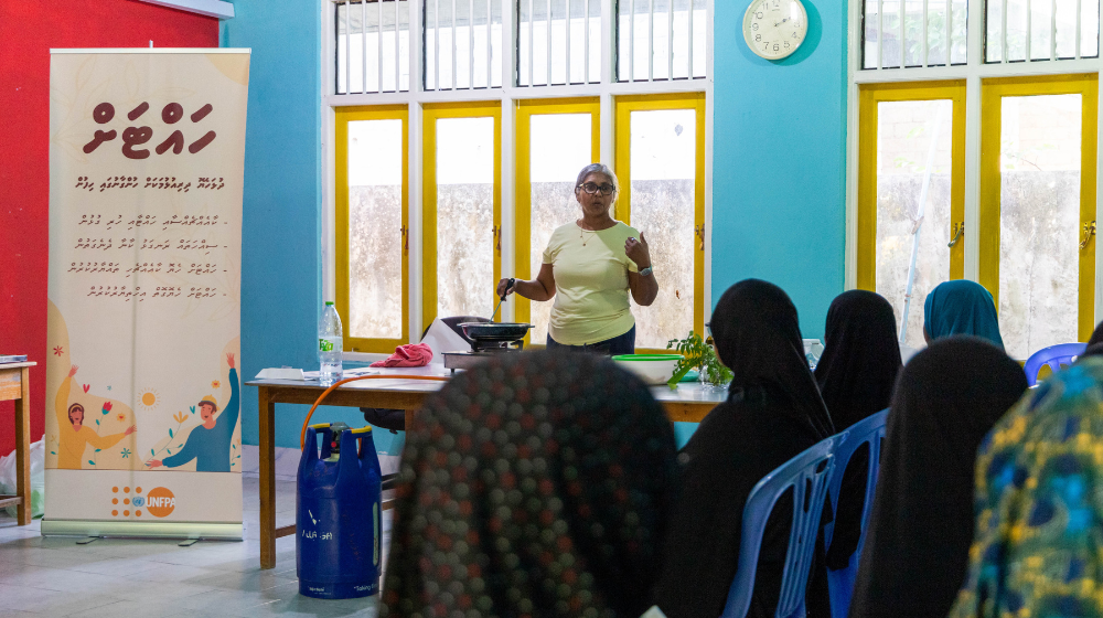 A woman explains to a group of people.