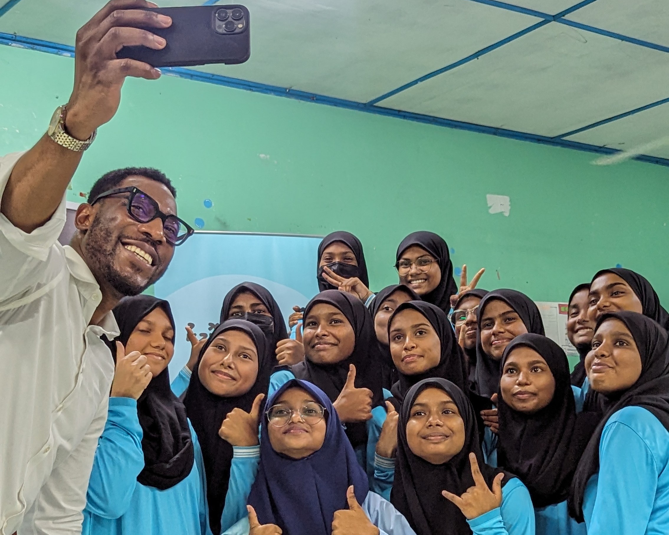 UNFPA Maldives Country Director, Mr. Kunle Adeniyi takes a selfie with the students of N. Lhohi School at the ‘Menstrupedia’ Book Reading Session. © UNFPA Maldives