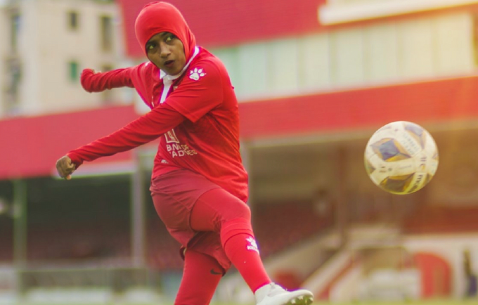 An action shot of Shaliya kicking the football.